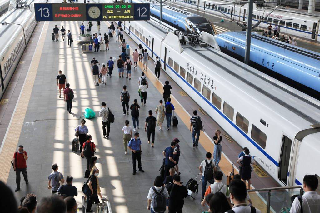 2021年7月19日,江苏省南京市,旅客在南京火车站乘坐高铁出行.