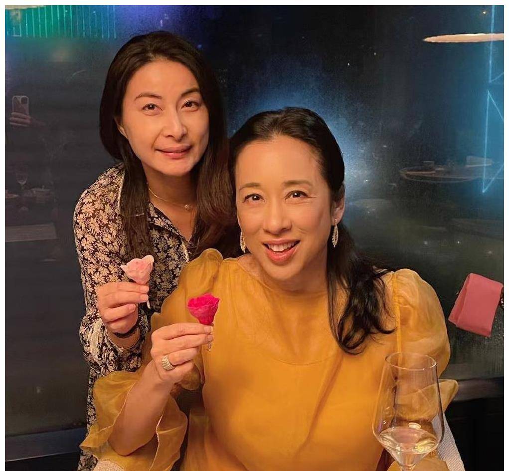 郭晶晶 郭晶晶晒合影为婆婆庆生，穿暗色衣裙低调陪伴，朱玲玲穿姜黄色纱