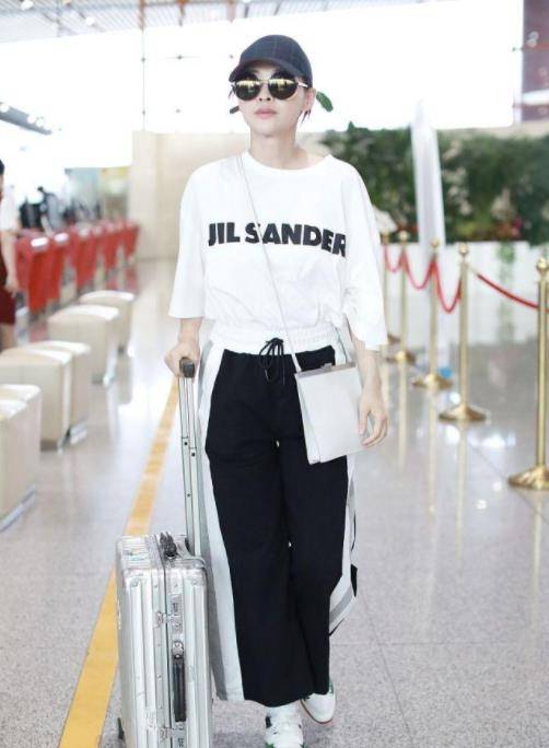 身材 吴奇隆夫妇现身，朴素打扮没有明星架子，刘诗诗偎依在旁小鸟依人