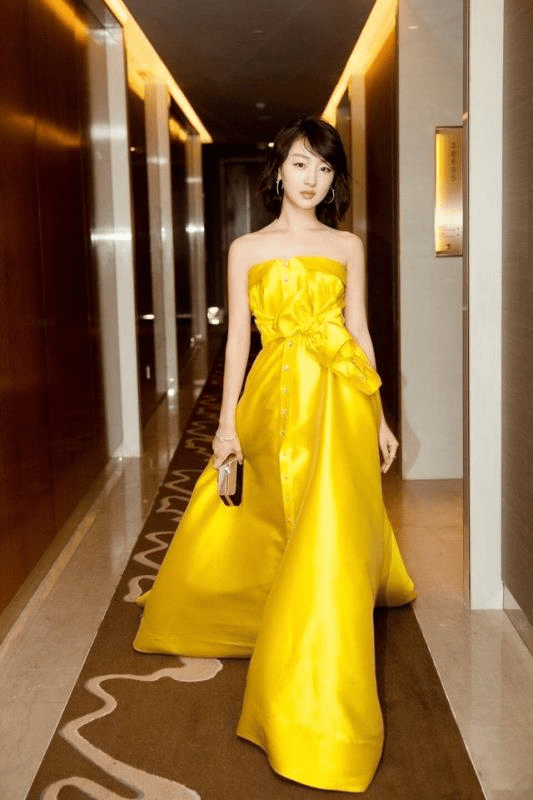 纸片人 周冬雨瘦成“纸片人”，穿挂脖亮片裙看着只有80斤，真正骨感美人