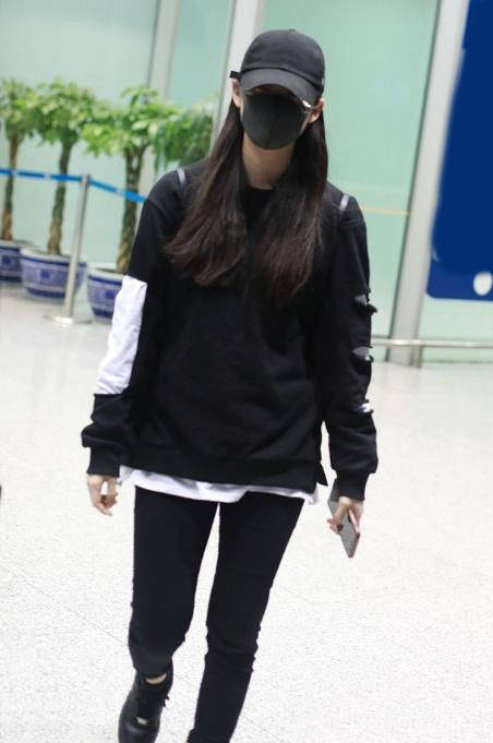 小姑娘 谢娜二胎后更“嫩”了！穿破洞T配印花裙，新潮时尚不输小姑娘
