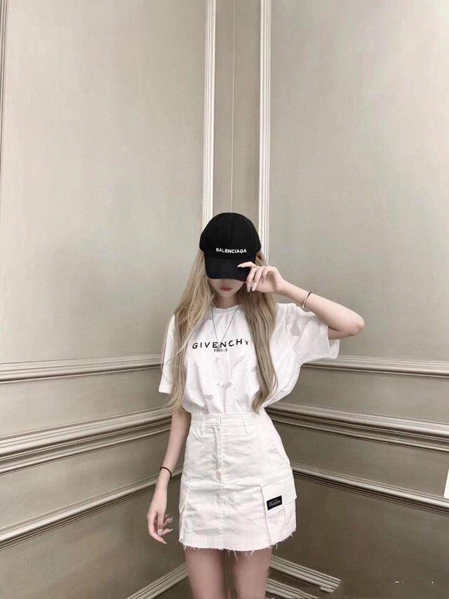 女王 张萌果然是“心机”女王，穿T恤前面“挖个”爱心，显得身材更好