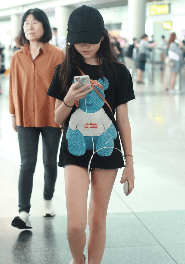 卫衣 王菲李亚鹏爱女长大了，长腿真让人羡慕，荧光色穿搭衬的皮肤更白