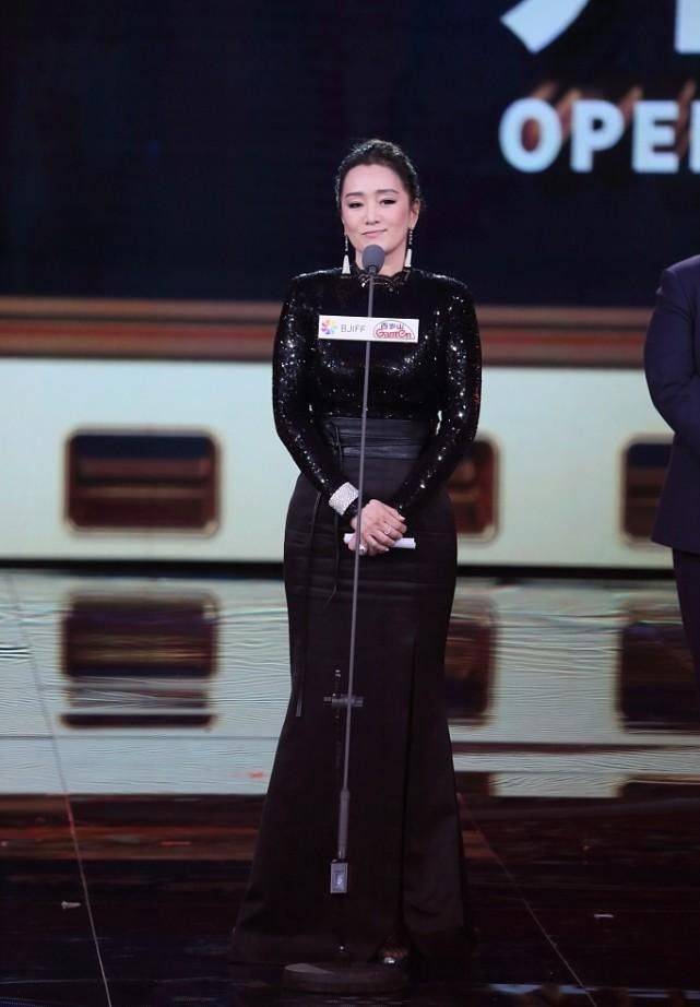 整体 巩俐丰满却高级，亮片上衣配裹身裙气场足，把陈坤衬成“小跟班”