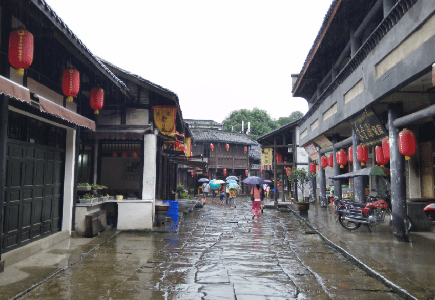 重庆有座知名的千年古镇，被三面悬崖所包围，身为4A还不收门票