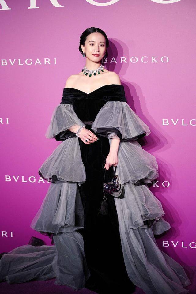 设计 李梦的裙装选择挺特别，淡黄的长裙别有风味，配上项链更惹眼