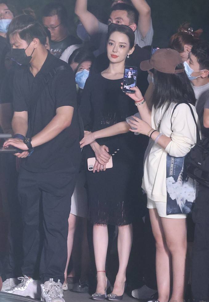 黑色 郎朗混血老婆身材气质不一般，紧身针织裙穿出3D感，真给郎朗长脸