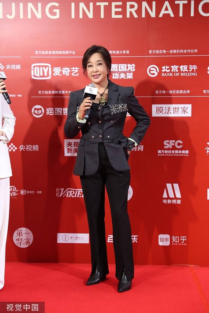 何冰 11届北影节闭幕：巩俐高开衩长裙秀美腿 陈坤张颂文西装儒雅