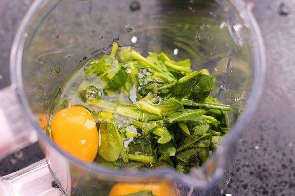 搅拌机|健康的菠菜做成鸡蛋饼,当作早餐再合适不过了,全家老少都喜欢