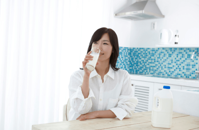 并发症|43岁女子常年喝牛奶，糖尿病“加重”，医生摇头：无知，害了自己