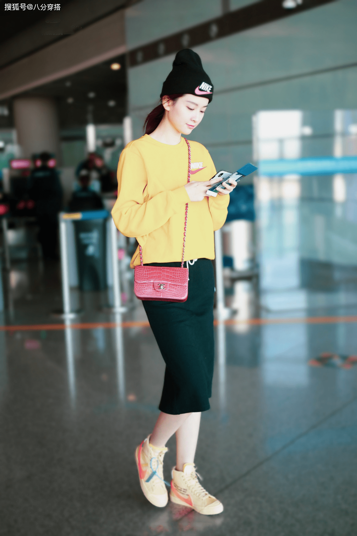 路线 乔欣彻底放弃乖乖女路线，缎面连衣裙成熟精致，身材高挑不输超模