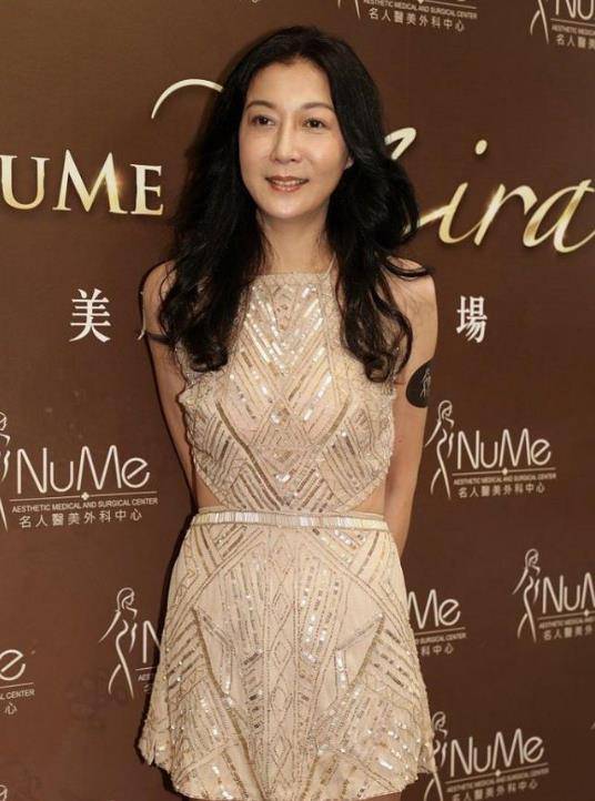设计 48岁吴绮莉颜值出圈，长发配短裙宛如小姑娘，可见她年轻时有多美