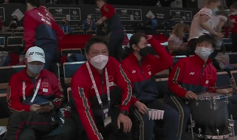 何济霆|2-1逆转！国羽奥运冠军逃出生天，挥拳庆祝，看台的五星红旗抢眼