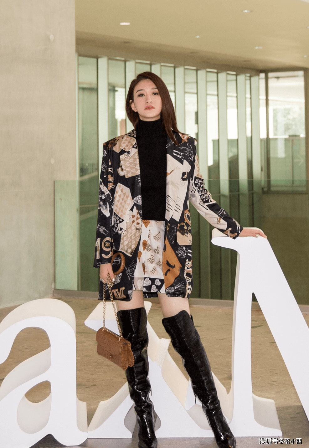 刺绣 李小冉身材饱满又敢穿，一袭刺绣抹胸连衣裙气质惊艳，真不怕走光