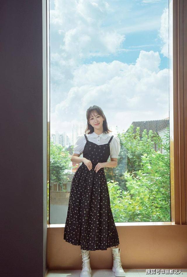 杨紫太 杨紫太有少女感，穿裙子都要带“爱心”，但陈数气质真强，也不输