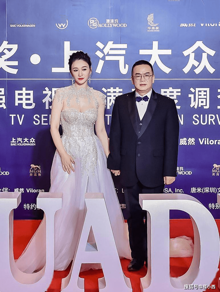 刺绣 李小冉身材饱满又敢穿，一袭刺绣抹胸连衣裙气质惊艳，真不怕走光