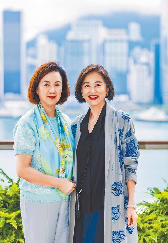 谢贤 林青霞现身姐妹聚会，66岁穿开衫没白发好精神，谢贤原配戴帽抢镜