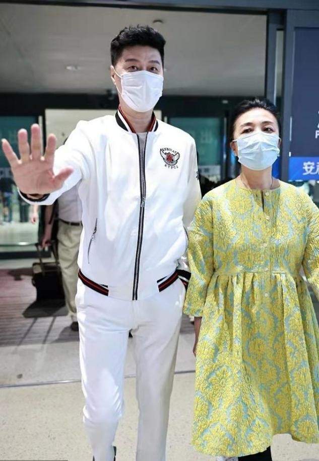 范冰冰 范冰冰爸妈罕走机场，学年轻人穿衣服却翻车，66岁老妈身材臃肿