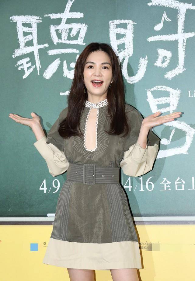 颜色 SHE中的“假小子”Ella也走起了甜美风,领子开口也不俗气,好美