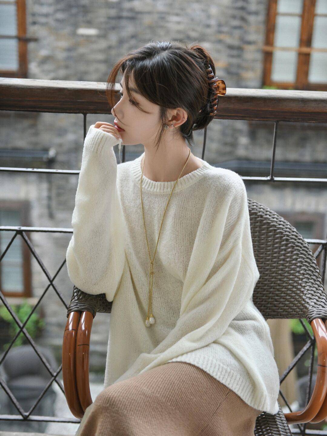 季节 轻熟女性会穿“针织衫”更优雅，学会这几个搭配技巧，简约又洋气