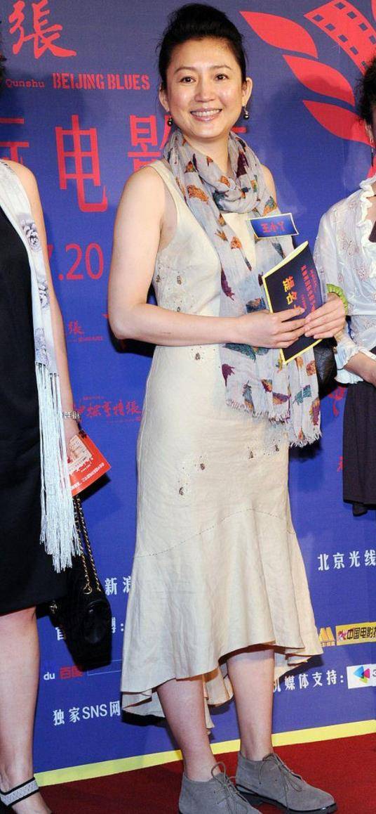 身材 王小丫穿无袖裙现身,穿搭再现知性淡雅,离巢央视后依然气质十足