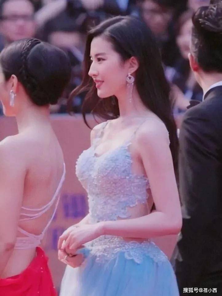 仙女 刘亦菲真不怕走光？水蜜桃身材穿大露背连衣裙亮相，人红气场真大