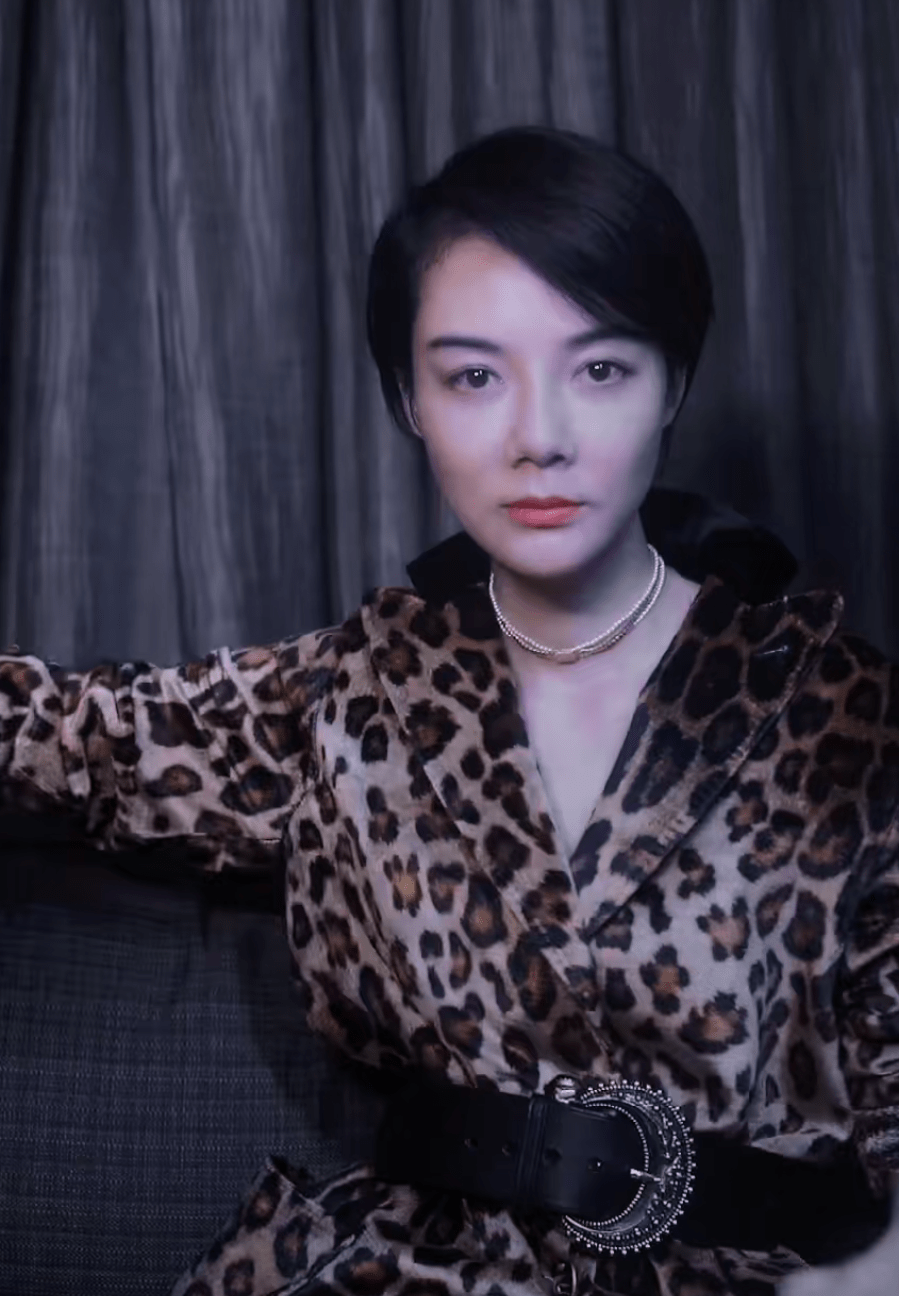 原创车晓罕见晒出近况,穿着豹纹外套显得十分霸气,未受前夫事件影响