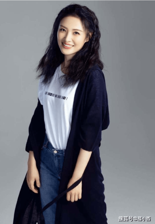 高跟鞋 周涛终于高调一回,穿红色连衣裙配金色高跟鞋,身材比例真不错