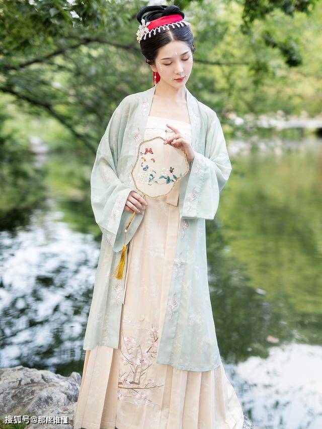 设计 被汉服“百迭裙”折服了，优雅端庄又大气，实在是够抢眼！