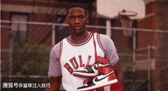 德拉维多瓦被NBA禁止穿戴的装备！艾弗森两次被针对，乔丹AJ被禁却火了