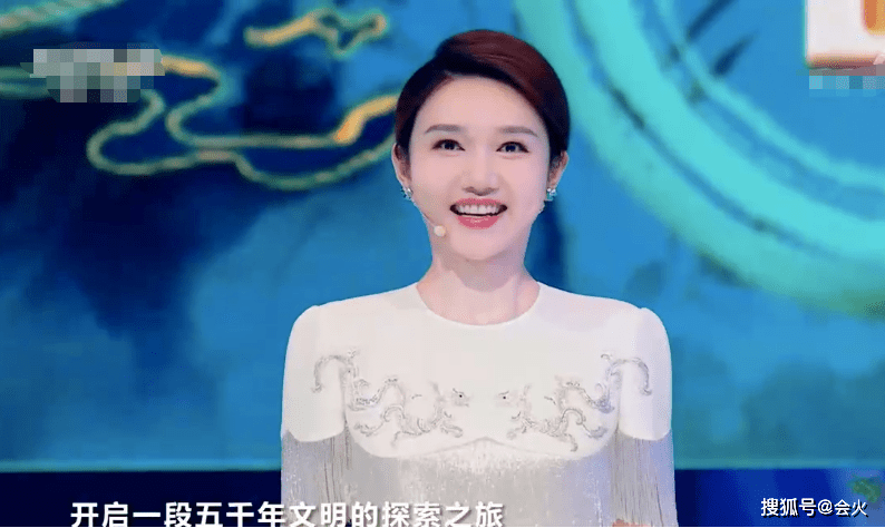 栏目央视天团同框热舞！康辉动作迟缓一脸尴尬，龙洋穿紧身裙秀小蛮腰