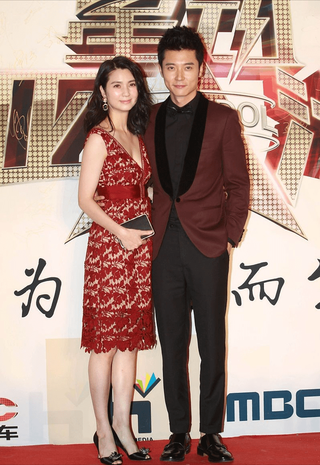 凹凸 洪欣气质真好，穿红色风情万种凹凸有致，肤色衬得更白了