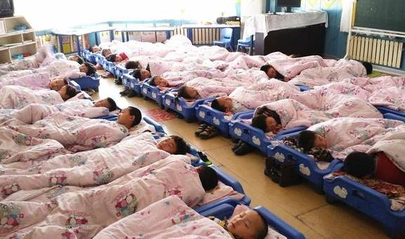 什么|幼儿园俩萌娃午睡前唠嗑，“灵魂对话”笑翻网友：不是一个频道