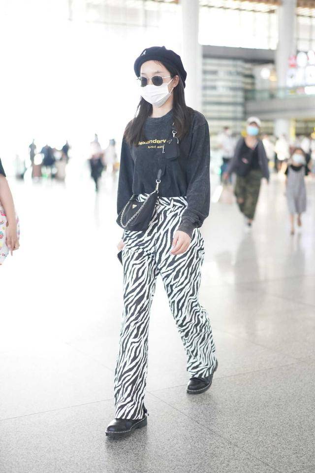 身材 佘诗曼气质太好,穿长款卫衣配牛仔裤走机场,五五分也毫无违和感