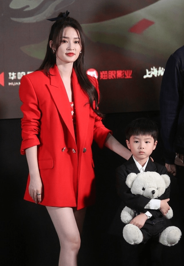 服装 李沁真是越来越会穿了，干练有女人味的装扮十分撩人，大方得体