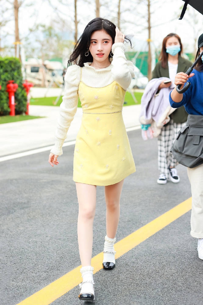 鞠婧祎 鞠婧祎“美商”太高了吧，叠穿马甲配短裤，小个子也能穿出大长腿