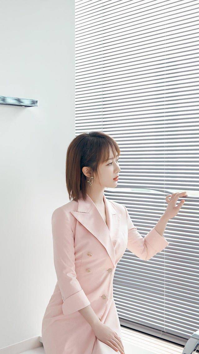 仙女 杨紫气质开挂，波波头搭配粉色连衣裙简约高级，魅力十足