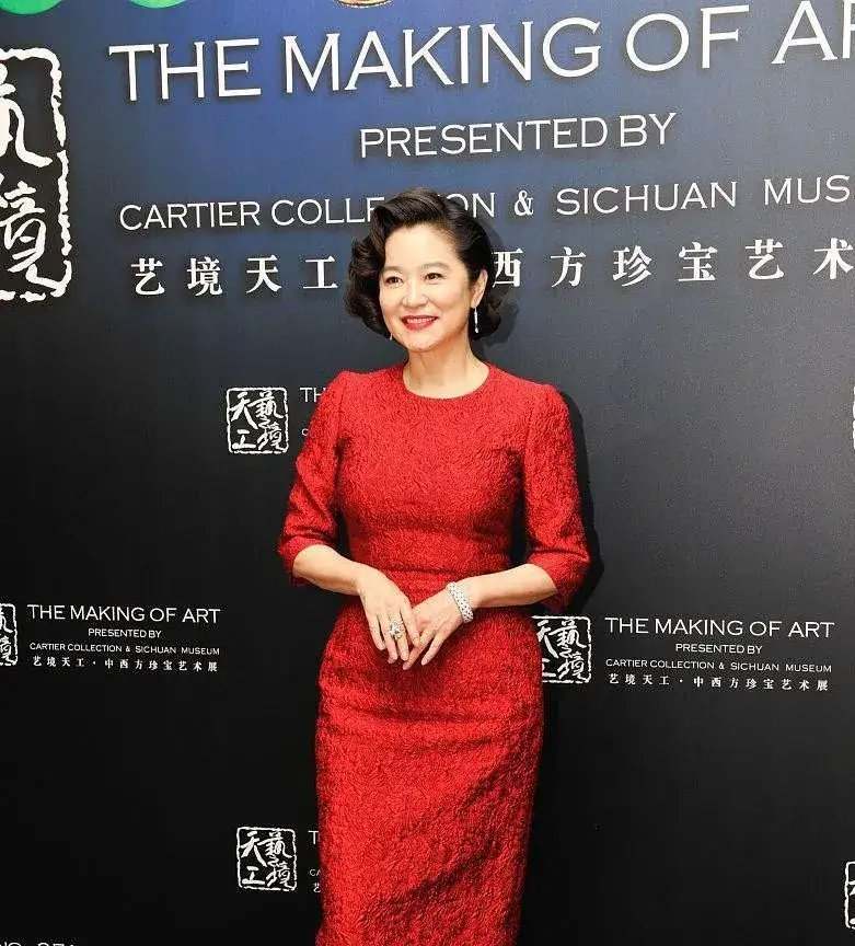 美人 岁月不败美人,林青霞剪短发穿红裙优雅从容,自然老去的样子真美