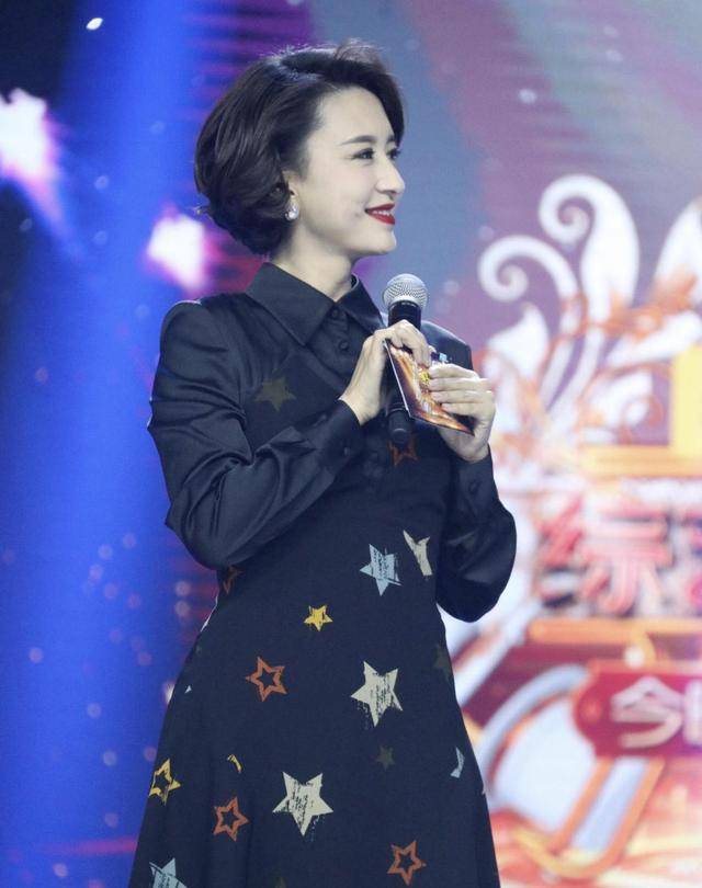 黑色 著名主持人张蕾这么厉害，穿一件黑色连衣裙搭配波波头，魅力十足