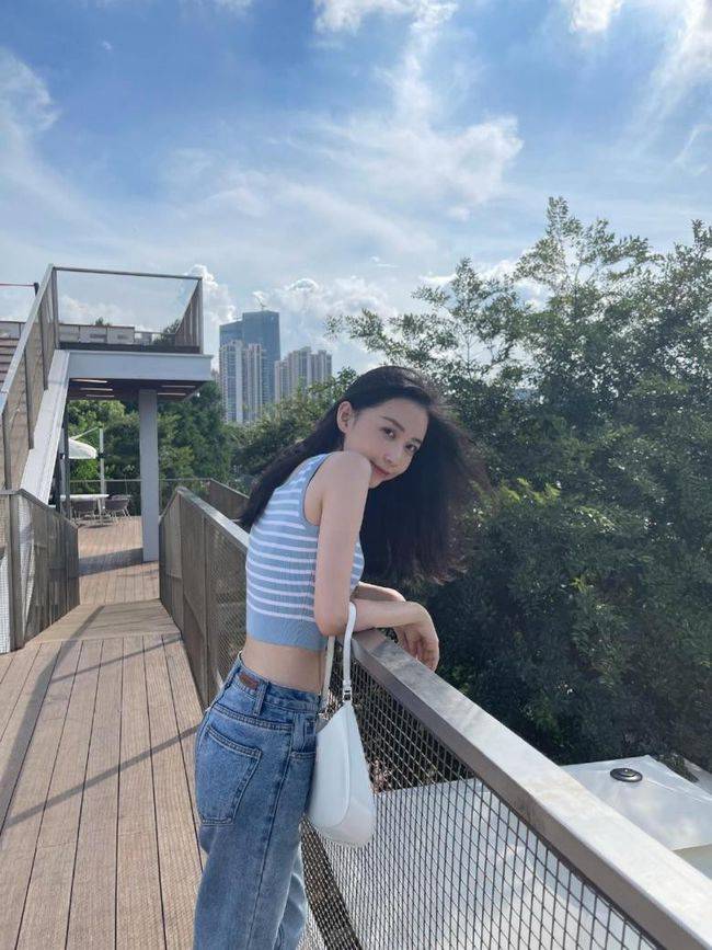 黑色 潘玮柏老婆真是“架子”身材,穿短上衣配破洞裤,好有女团气质