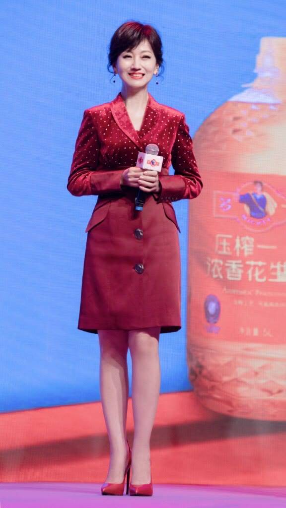 高跟鞋 赵雅芝才不服老！穿高跟鞋与地面都成90°角，配改良旗袍气质真好