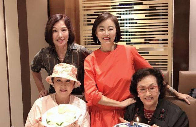 美人 岁月不败美人,林青霞剪短发穿红裙优雅从容,自然老去的样子真美