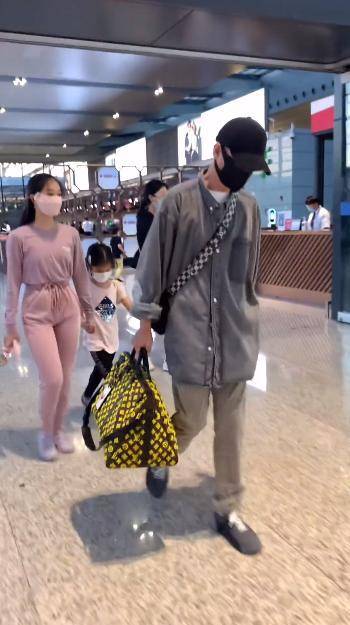女儿 文章带女儿现身机场！穿衬衫丝毫不油腻，大女儿气质仪态美过女明星