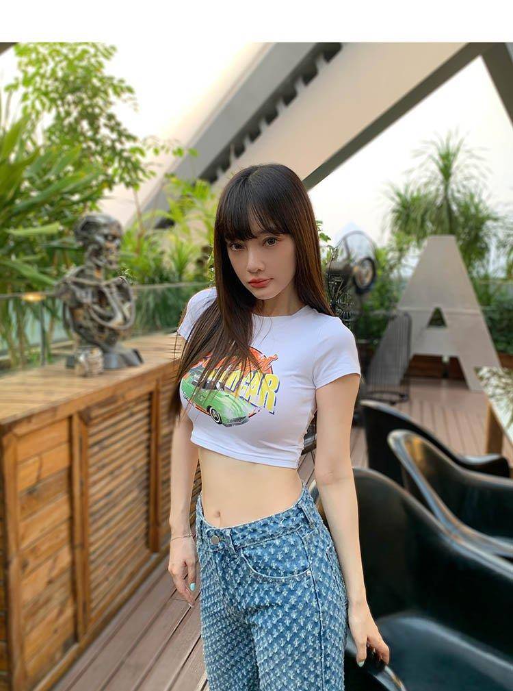李小璐 李小璐庆生现场，40岁硬凹女团风还挺美，穿黑裙腰部“镂空”真潮