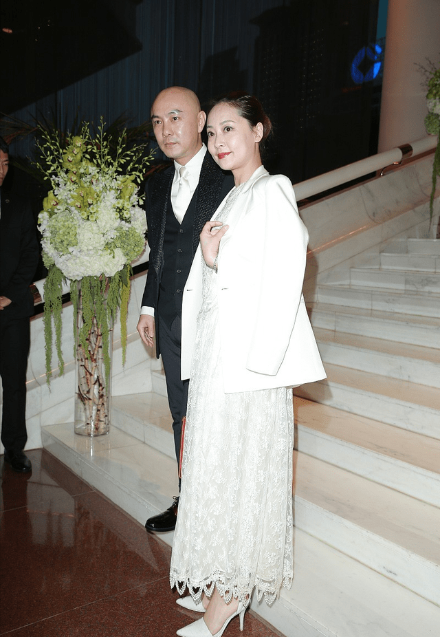 韦小宝 二代‘韦小宝’妻子手拎爱马仕，白色穿搭端庄贵气，皮肤白得发光