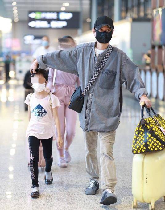 女儿 文章带女儿现身机场！穿衬衫丝毫不油腻，大女儿气质仪态美过女明星