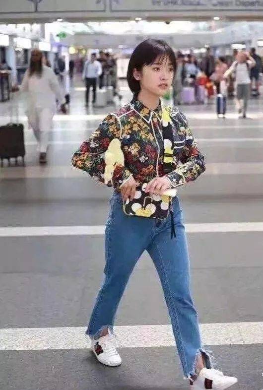 刘亦菲人美就乱来？驴蹄鞋、豹纹裤、彩虹裤袜，这些女星的衣品让人沉默