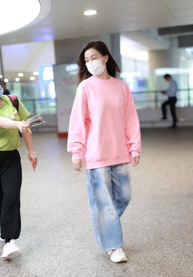 身材 佘诗曼气质太好，穿长款卫衣配牛仔裤走机场，五五分也毫无违和感