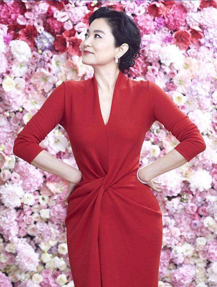 岁月不败美人,林青霞剪短发穿红裙优雅从容,自然老去的样子真美_显得