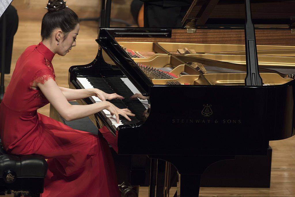 凹凸 没打光没修图的吉娜，穿红旗袍身材凹凸，气质比很多女明星都好！